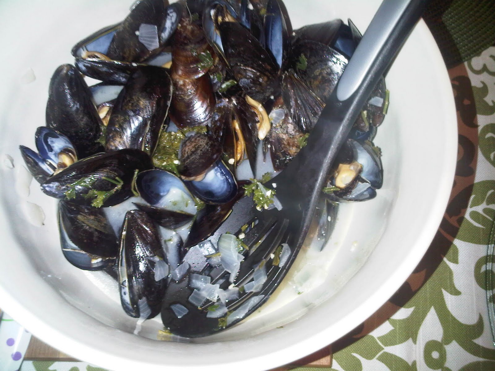 Course 2: Mussels in white wine sauce with warm bread accompanied by Parano and Goat brie cheese course
