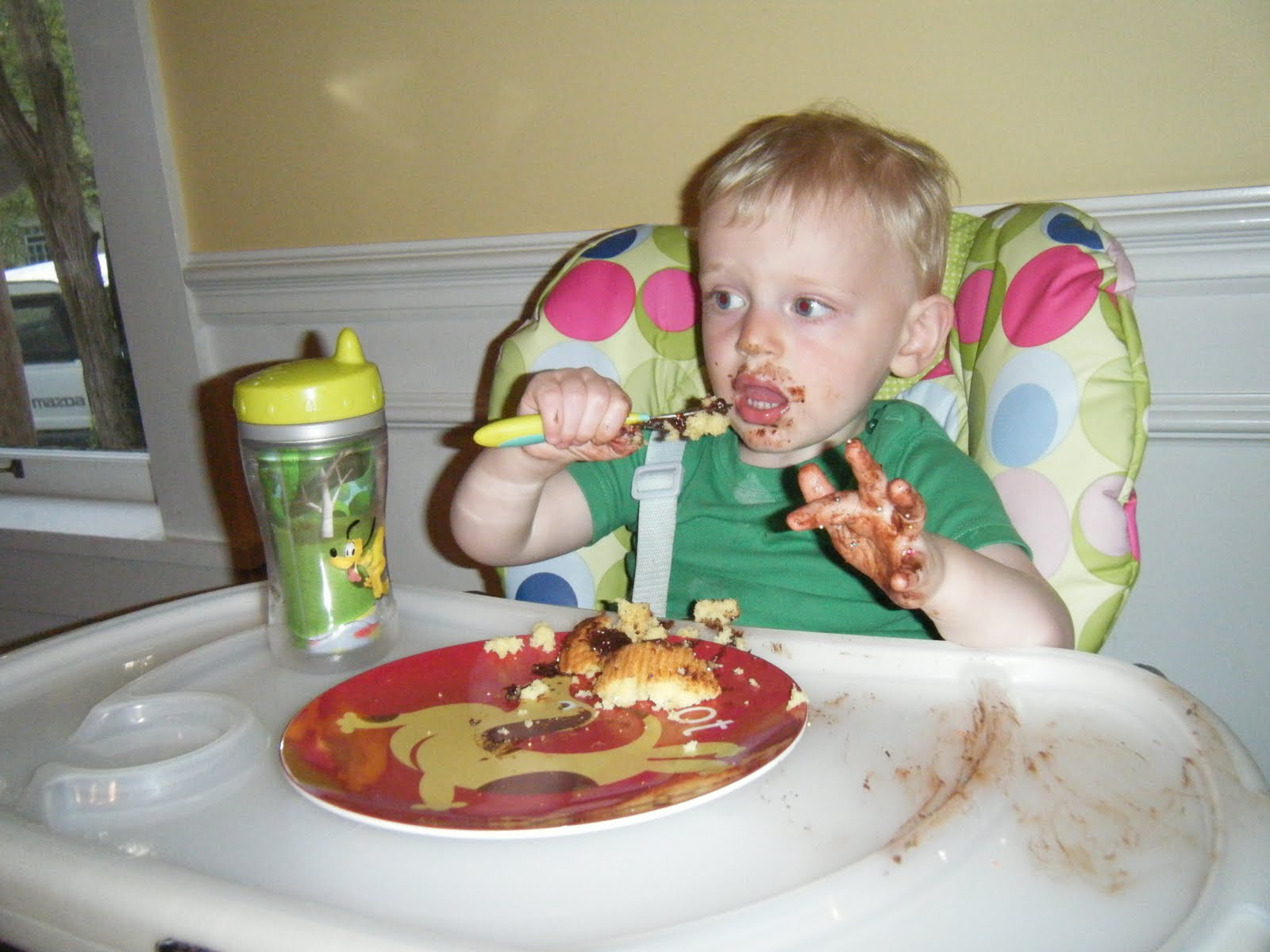 Messy hands clapping for the cupcakes!