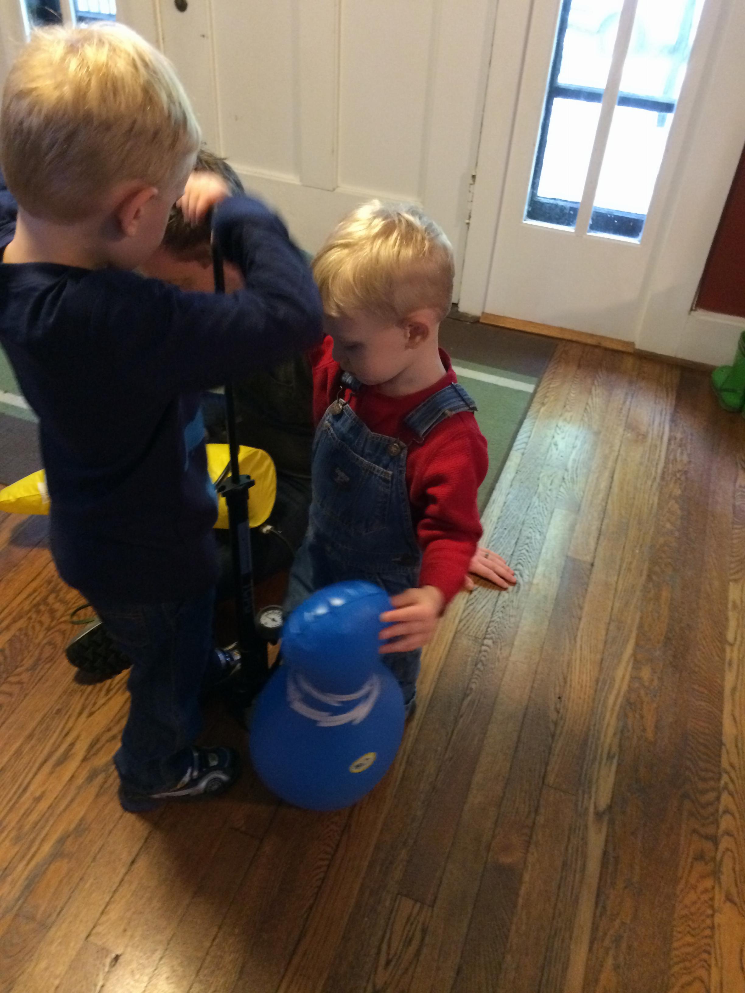 Working together with the bike pump